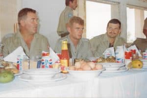 09-12-2020_21111 UROCZYSTE ŚNIADANIE WIELKANOCNE W PURSAT PO LEWEJ WIESIEK BORYS W ŚRODKU MÓJ DOWÓDCA PLUTONU MAREK SATEJA