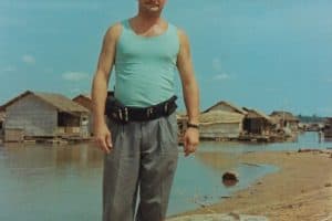 09-12-2020_21331 NA TLE DOMKÓW NA MEKONGU W KRATIE W TEJ CHWILI TA ZIEMIA NA KTÓREJ STOJĘ JEST JUŻ ZALANA WODĄ