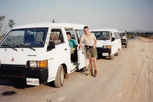 09-12-2020_21412 PRZEPROWADZANIE AUTOBUSÓW DO BATTABANGU W POŁOWIE DROGI MIĘDZY PHNOM PHEN A PURSAT