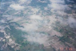 09-12-2020_21413 WIDOK PÓL UPRAWNYCH RYŻOWYCH Z LOTU ŚMIGŁOWCA WŚRÓD DZUŃGLI