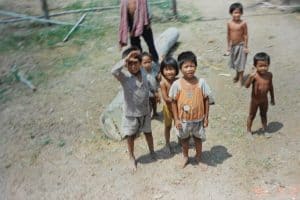 09-12-2020_21432 DZIECI MACHAJĄCE W DRODZE DO KRATIE