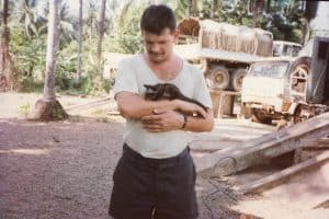 09-12-2020_21524 NA RĘKACH MAM MAŁĄ MANGUSTĘ W TLE MOJE MIEJCE PRACY