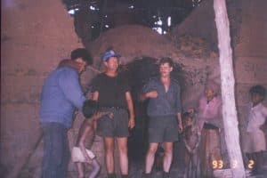 Cegielnia w okolicy Pursatu - operatorzy dźwigów piecu...