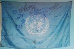 Flaga ONZ z masztu obozu w Pursat
