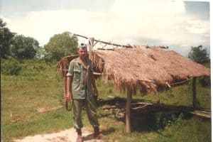 Jedno ze zdjęć wysłanych rodzicom Słońce słońce słońce. Upał kurz to nasi towarzysze podróży. Gdzieś w Kambodży na jednym z nielicznych postojów Droga do Pursat.