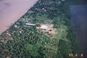 KRATIE po lewej Mekong po prawej dziwne rozlewisko które było za parkiem maszyn
