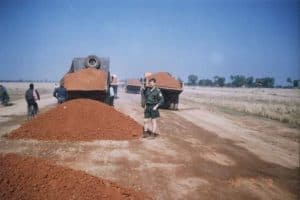 Kładziemy asfalt - lateryt na drodze w kierunku Bătdâmbâng.