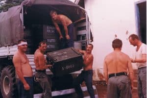 Początki obozu w Phnom Penh rozładunek skrzyń z okrętu z napisem Sahara Zachodnia.