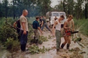 Pomagamy chłopakom wrócić z gór do kampu.