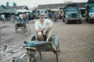 To jest riksza - pojazd służący do przemieszczania. Można to określić jako gorszej jakości taksówkę. Zdjęcie zrobione w Pursat w rejonie placu targowego.