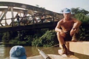 W oddali zarwany most a my przygotowujemy przęsła na nowy.