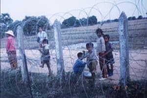 Widok za ogrodzeniem zgrupowania Pursat