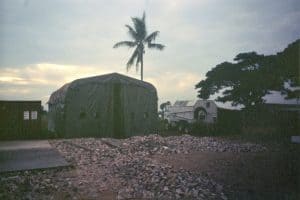 a to moje miejsce pracy - namiot pod palemką, obok stoi nasz mobilny warsztat naprawczy