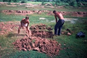 gówienna drużynka należało najpierw wykopać głęboki dół