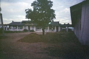 stołówka, zdjęcie od strony ryżowiska od tyłu