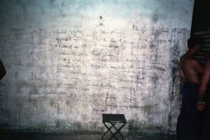 takie to graffiti było na ścianach. Modlitwa, wspomnienia, może przepis na sajgonki Któż to wie