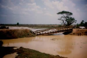 zniszczony most na drodze do Phursat